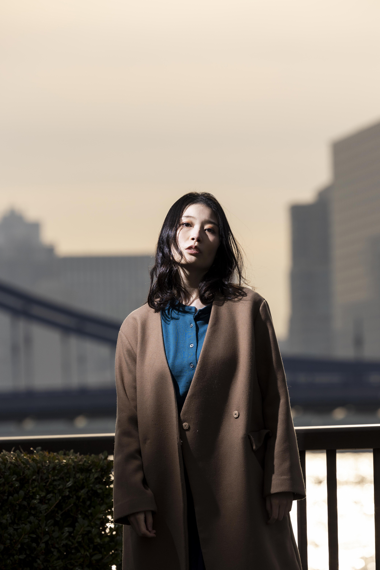 背景が大きくボケて、ドラマチックな仕上がりになった。直当てすることでハイライトとシャドウをドラマチックに演出。ライトをかなり近づけて照射していることもあり、体の下半分が大きく光量落ちしている<br><span class="fnt-85">EOS R6 Mark II／RF70-200mm F2.8 L IS USM／マニュアル露出（F5、1/1600秒）／ISO100／WB：5300K／EL-5×1灯</span>