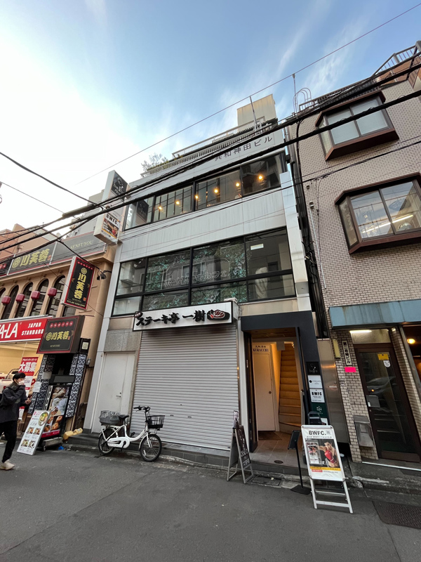 移転先ビル（編集部撮影）