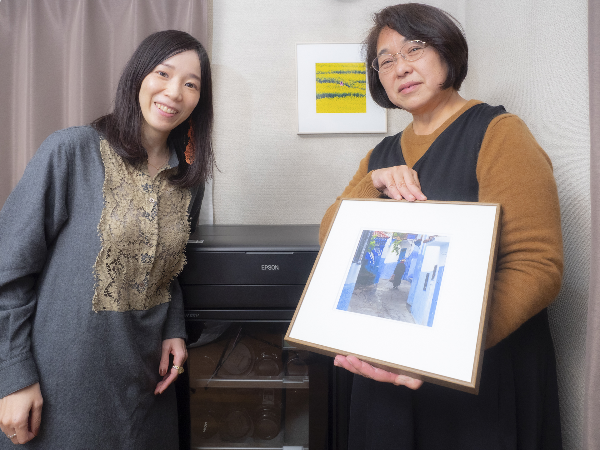 写真の飾り方を教えてくれた市ノ川倫子さん（左）と、GANREFメンバーの<a href="https://ganref.jp/m/wakowako/">wakowako</a>さん