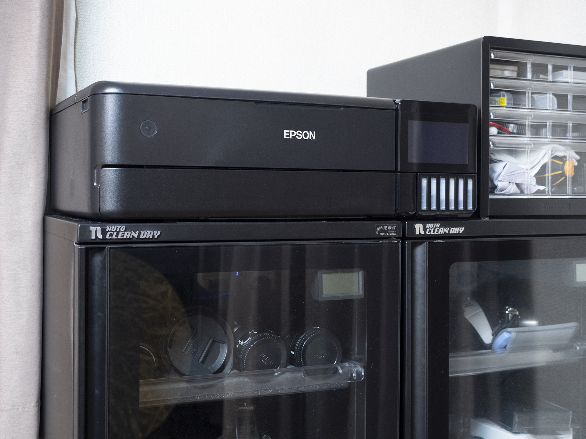 wakowakoさん所有、エプソンのエコタンク搭載モデル「EW-M973A3T」。顔料と染料の２種類のブラックインク＋グレーインクを搭載した階調感と色再現性の高さ、大容量インクタンクを搭載した低印刷コストが特徴で、気兼ねなくたくさんのプリントが楽しめる