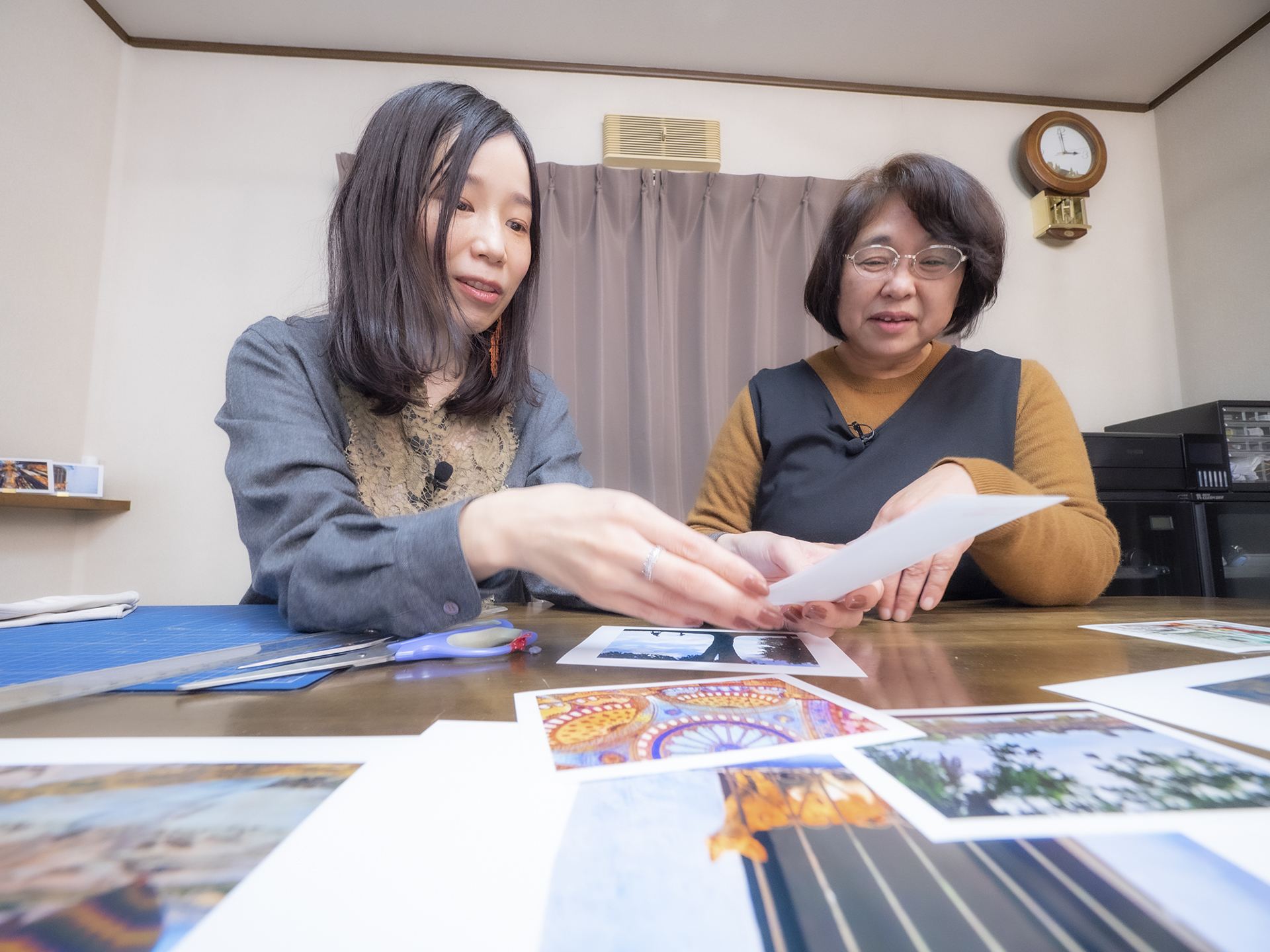 wakowakoさんのリクエストを伺い、市ノ川さんがプリントを手に飾り方を提案。この後、予想外の飾り付けを展開して一同が感動することに