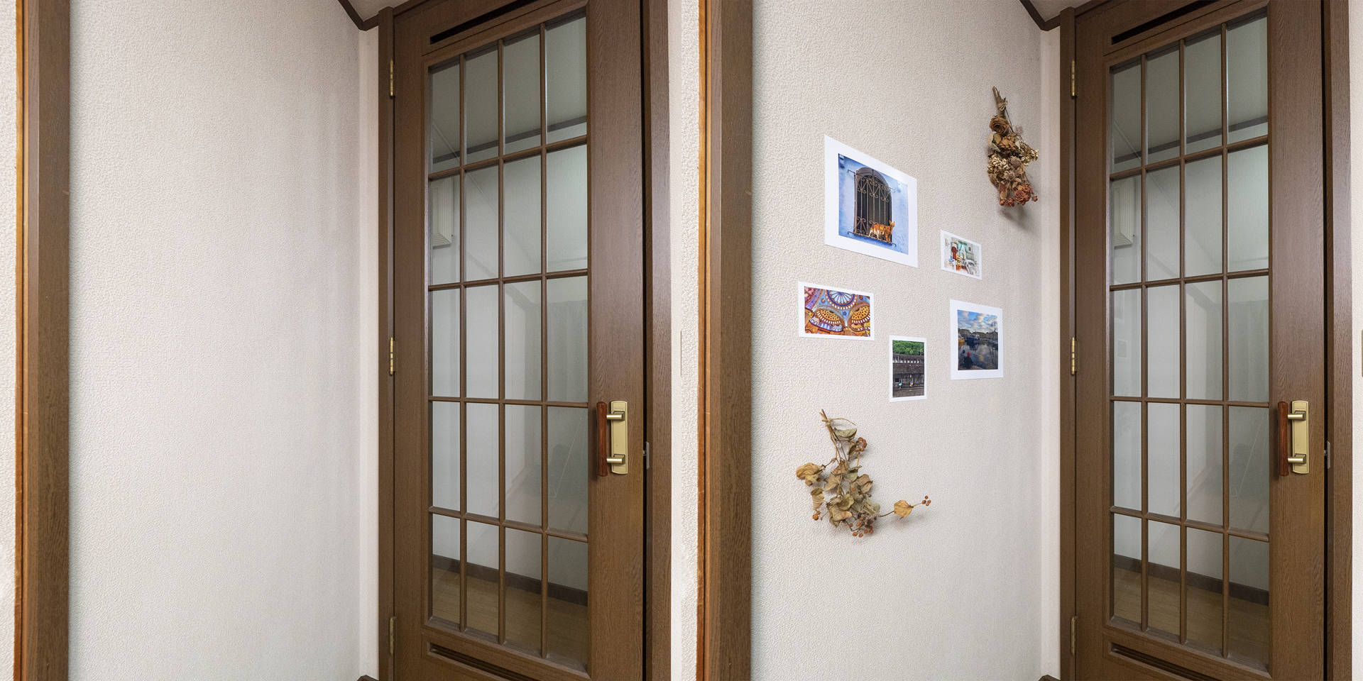 部屋の扉付近のBefore（左）とAfter（右）。写真と一緒に飾るものを用意すると、より華やかな雰囲気が出せる