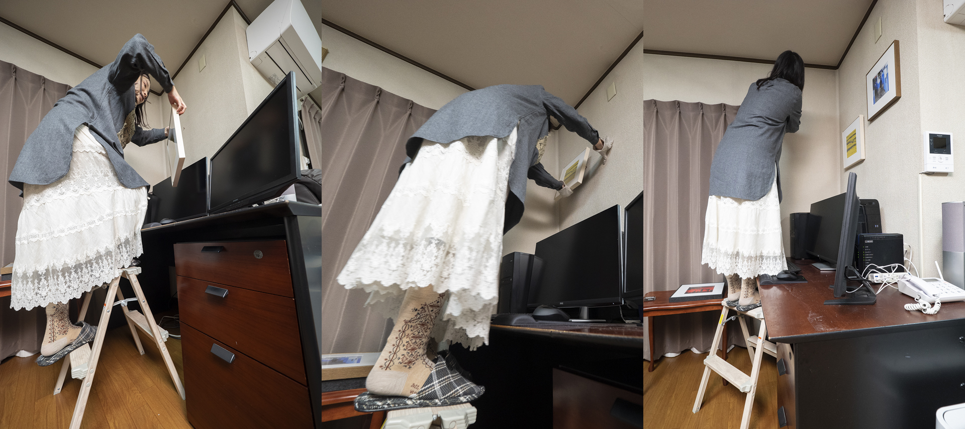 脚立に乗りアクロバティックに展示を進める。メインの作品の位置を決め、それを中心に「高さを合わせず」に配置を広げていく感じ