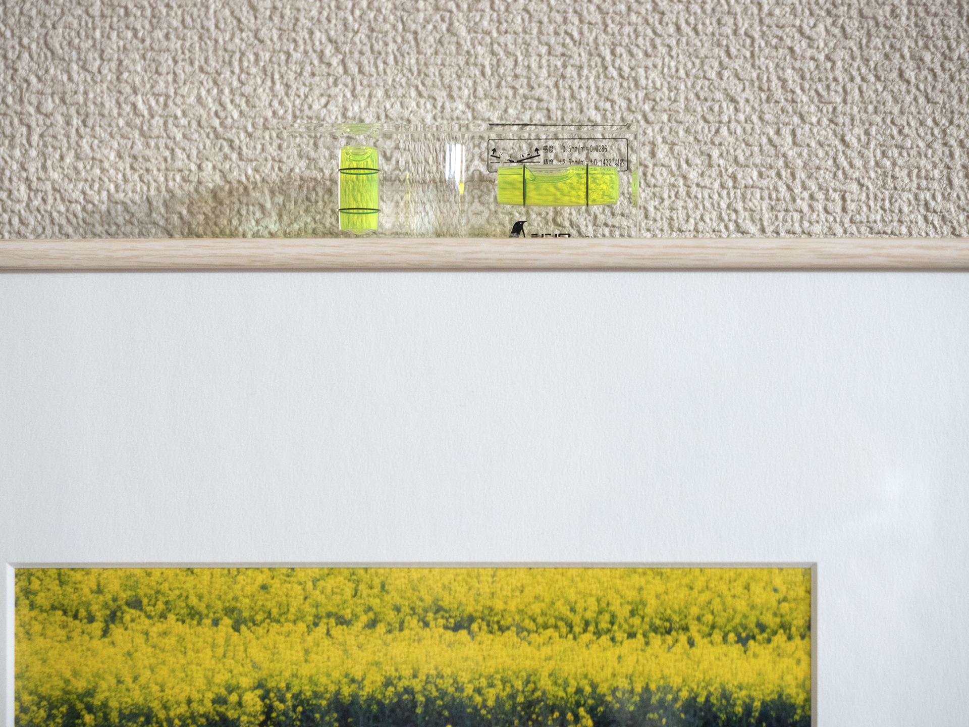 額を設置したら水準器を使い水平をしっかりと決める。市ノ川さんはアナログのものを使っていたが、スマホのアプリでもよいだろう