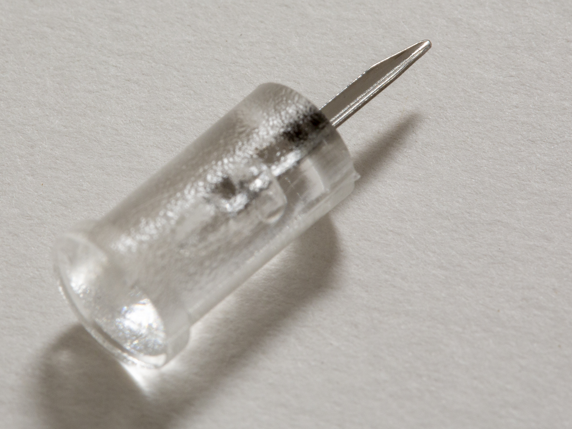 市ノ川さんが使っていたプッシュピンが、「ニンジャピン」と呼ばれるもの。針の断面がV字の形状をしていて、挿した穴が目立たない仕組みになっている