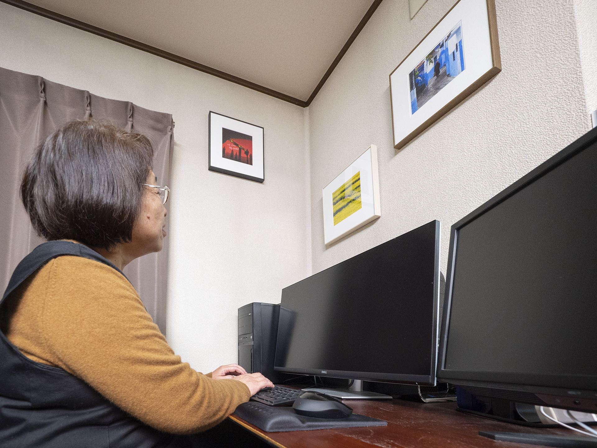 飾られた作品を感慨深く眺めるwakowakoさん。高さを揃えない飾り方はセンスよく見えるので、真似させてもらおうと思う