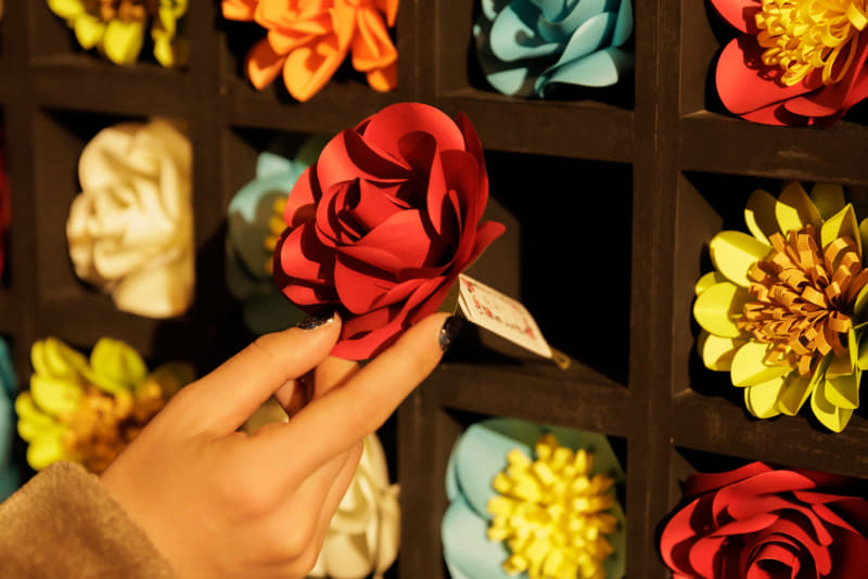 「NAKED花みくじ」（秩父じばさん商店）：色や形がさまざまな花から選べる