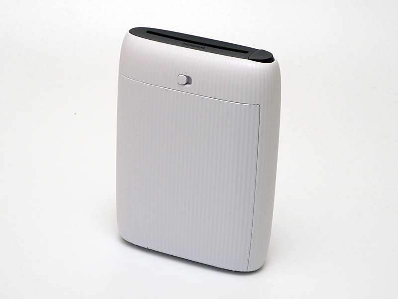 正面に電源ボタン/LED、背面にフィルムの装着部、側面には充電用のMicro USBコネクタなどを備える