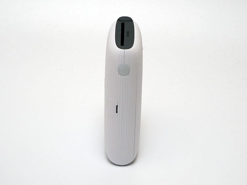 正面に電源ボタン/LED、背面にフィルムの装着部、側面には充電用のMicro USBコネクタなどを備える