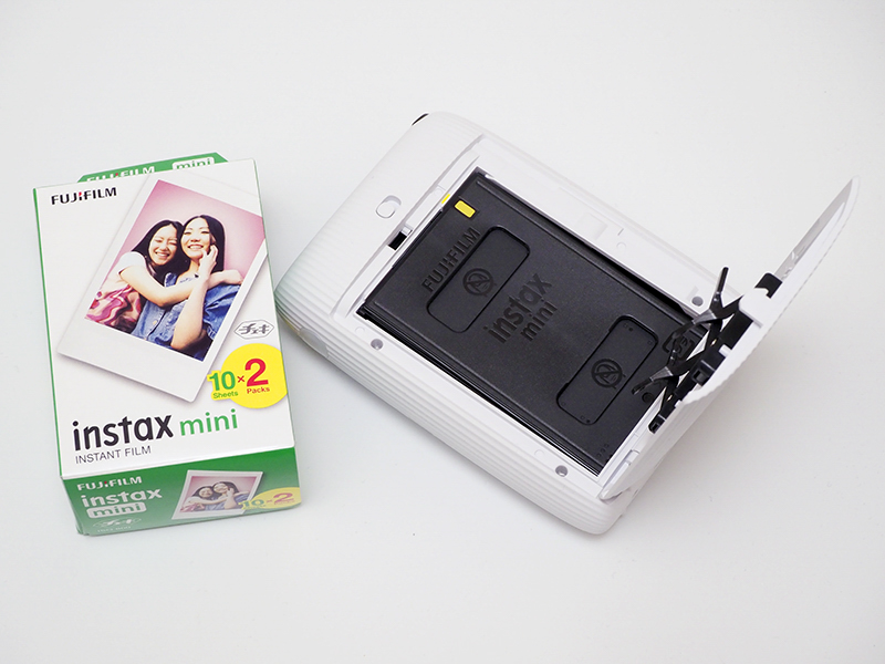 使用できるフィルムは「instax mini」のみ。印刷範囲は62×46mm、全体でも86×54mmのカードサイズとなるミニフォーマットフィルムとなる