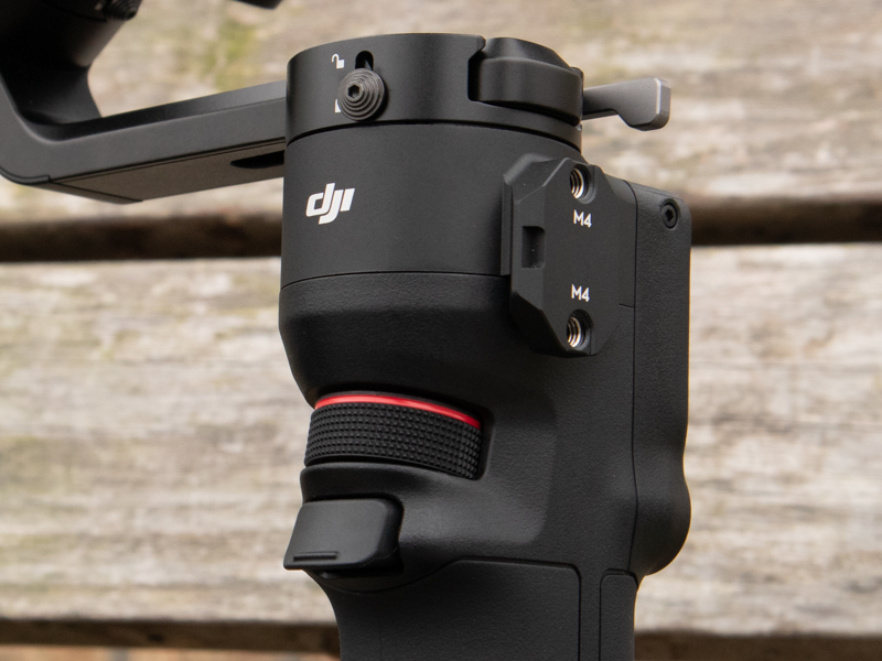 前面にはトリガーとフロントダイヤルを装備