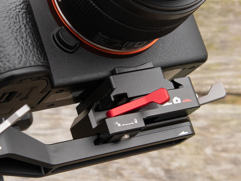 クイックシュー式でカメラの着脱は素早い