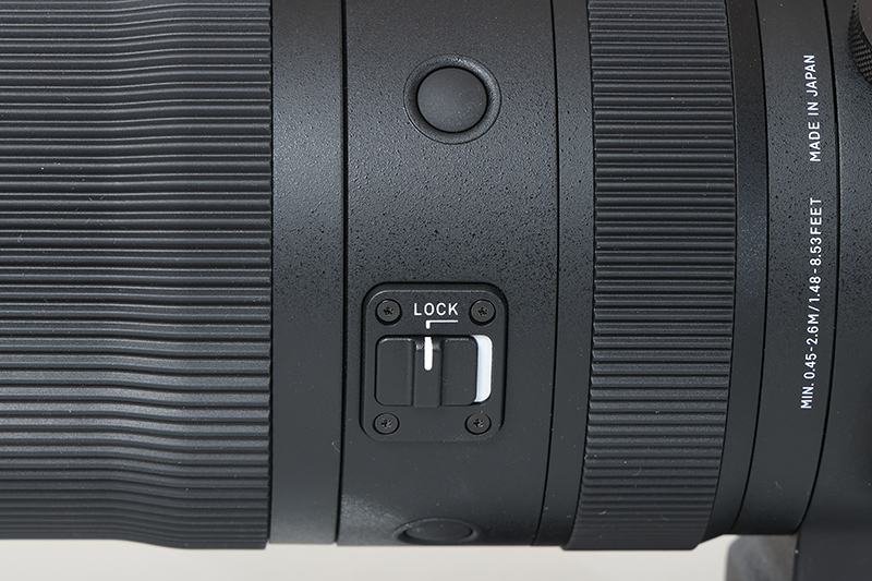 鏡筒側面にはズームロックスイッチとAFLボタン。AFLボタンは周囲3か所に搭載されており、好きな機能を割り当てられる