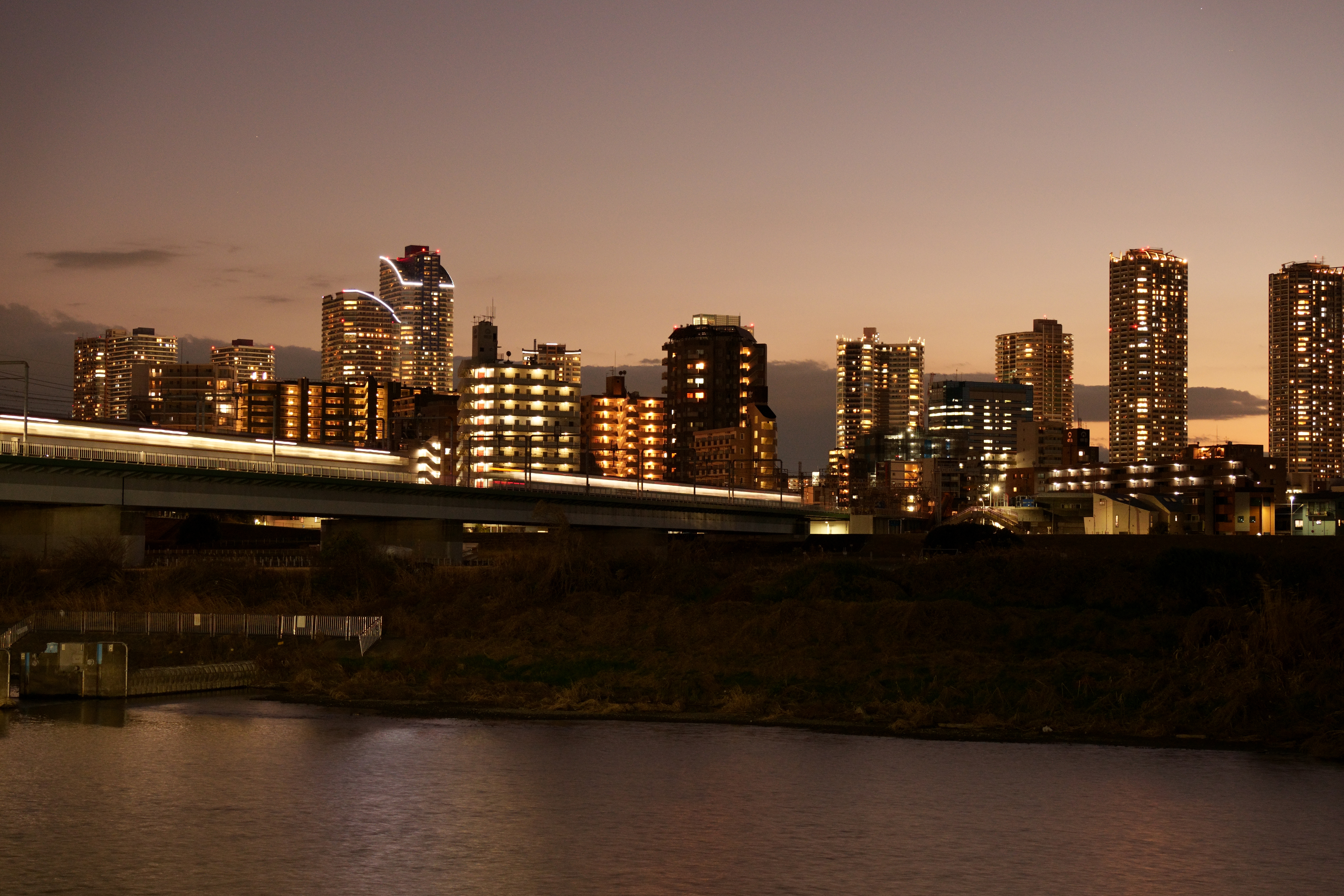 ソニー α1　SIGMA 60-600mm F4.5-6.3 DG DN OS | Sports（F6.3・1/2秒・60mm）ISO 1600　WB：日陰　OSモード1（東急東横線・武蔵小杉〜新丸子　17:37）