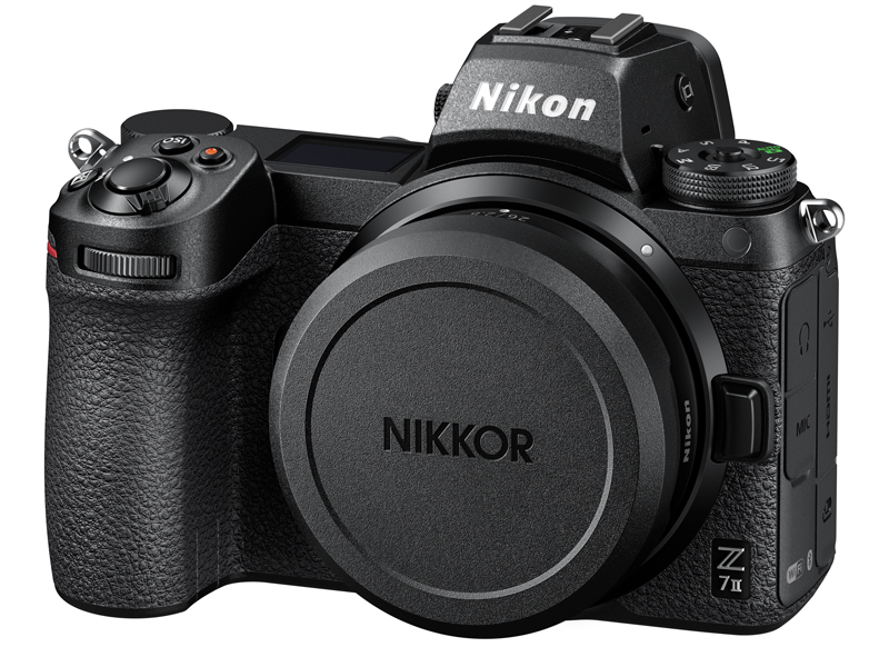 Z 7IIに装着（レンズキャップ装着）