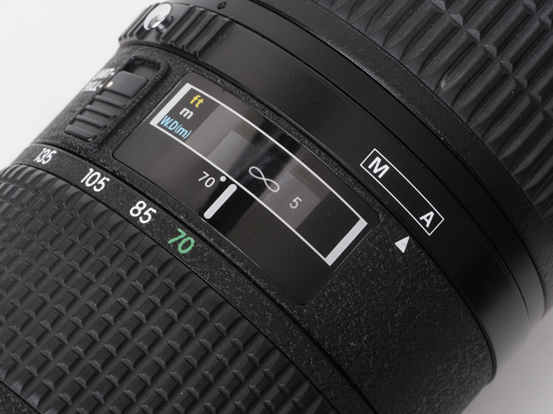 撮影距離目盛とともにワーキングディスタンスも表示されるので、マクロ撮影時にライティングを考える場合は有用です