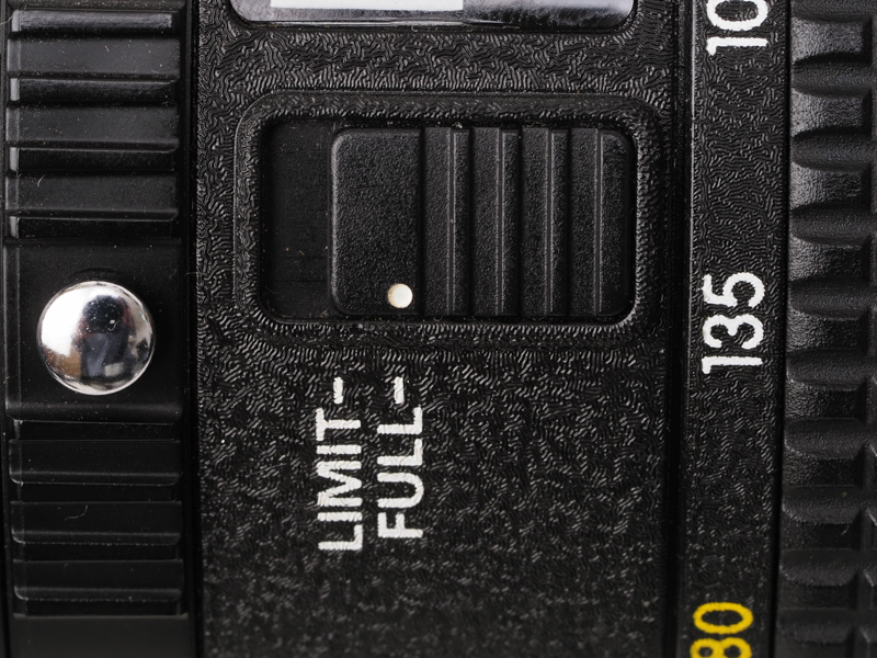 フォーカス制限切り替えスイッチ。フォーカス駆動範囲を切り分けることでAF時間を短縮します