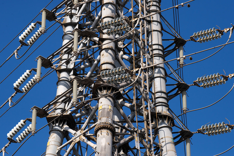 大好きな鉄塔 武蔵野線（の近くですね）。碍子の再現性なんか泣きそうですね。カメラはニコンDfなんですが、すごく高画素のカメラで撮ったとウソついても大丈夫そうかも。<br>ニコンDf　AI AF Zoom Micro Nikkor ED 70-180mm F4.5-F5.6D（F10・1/1,000秒）ISO 400　150mm