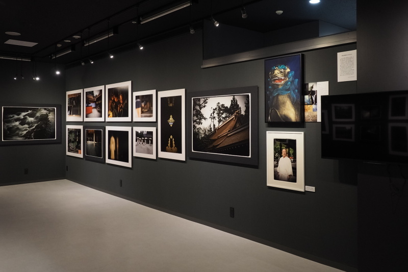 2015年5月に開催された山岸伸写真展「世界文化遺産 賀茂別雷神社 ～第四十二回式年遷宮までの道～」。後藤さんに狛犬の絵を描いてもらった