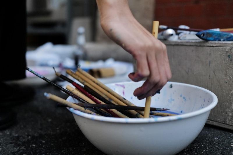 道具は全て描いていく中でその時の感覚によって使うものを手に取る。（後藤）筆の軸が赤色のものは宮内不朽堂さんが作ってくださった後藤真由美筆です