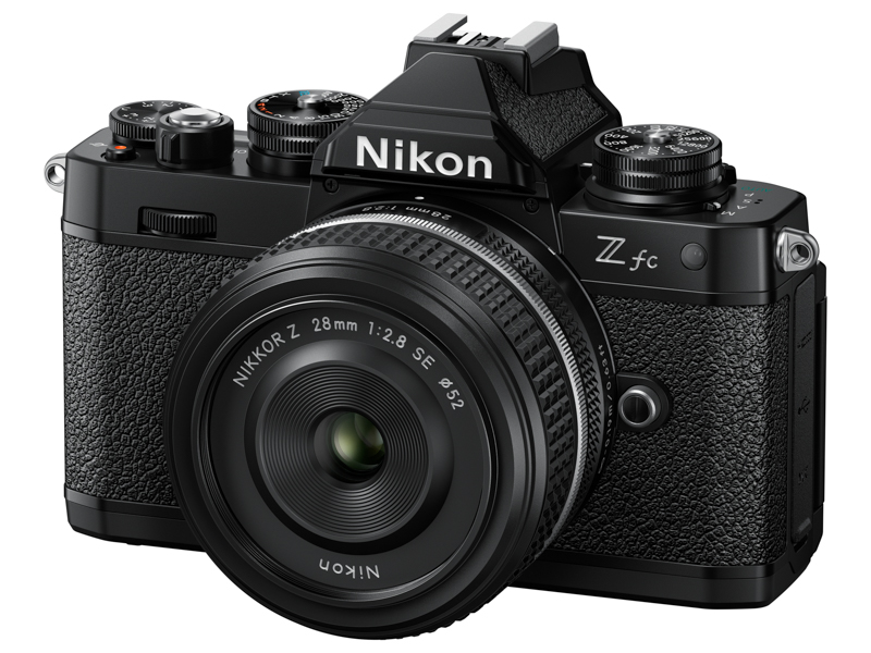 NIKKOR Z 28mm f/2.8を装着