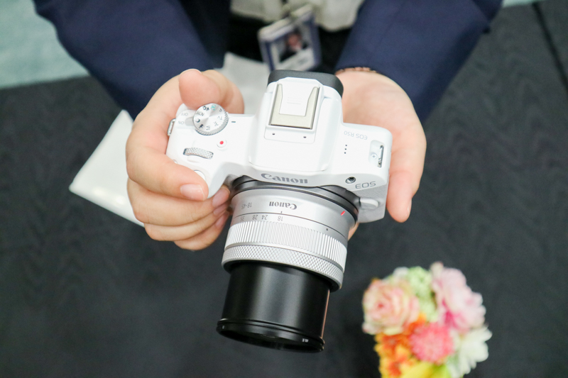 キットレンズ「RF-S18-45mm F4.5-6.3 IS STM」を装着