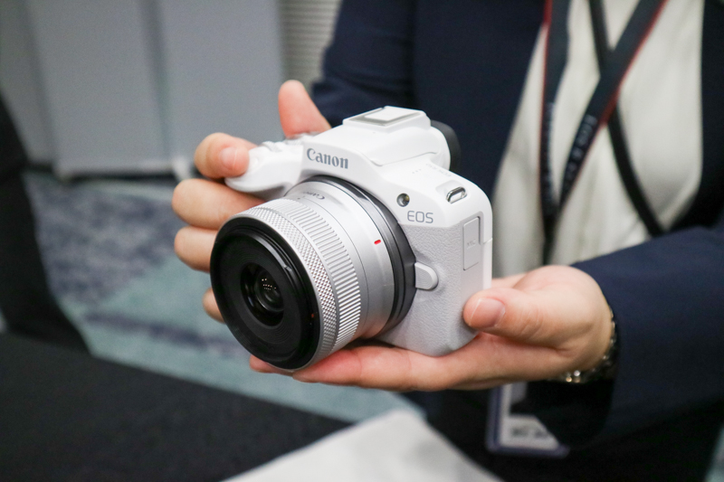 キットレンズ「RF-S18-45mm F4.5-6.3 IS STM」を装着