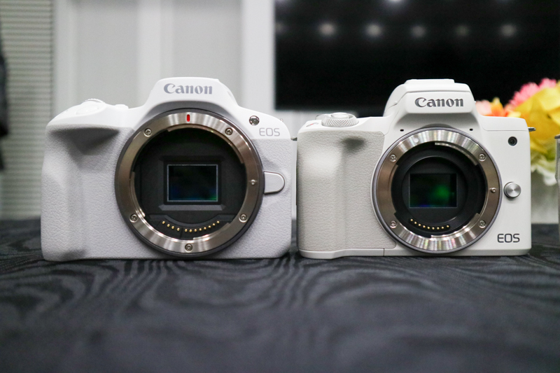 EOS R50（左）とEOS Kiss M2（右）
