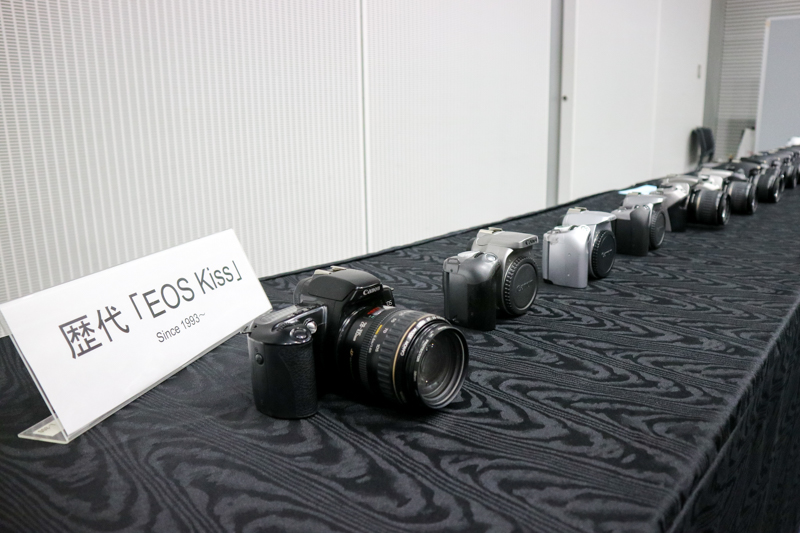 発表会の会場には、EOS Kissシリーズの歴代機種が登場した