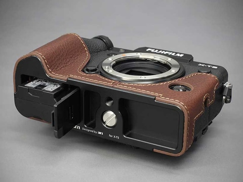 FUJIFILM X-T5用のイタリアンレザーケース。アルカスイス互換タイプ