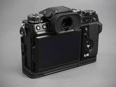 FUJIFILM X-T5用のイタリアンレザーケース。アルカスイス互換