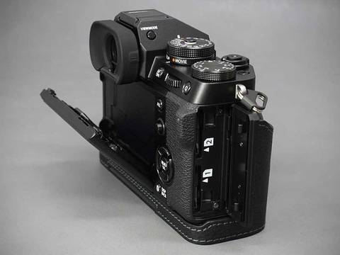 FUJIFILM X-T5用のイタリアンレザーケース。アルカスイス互換タイプ