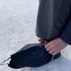 靴とズボンの上にスノーカバーを装着