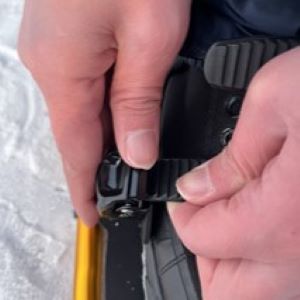 スノーシューに足を乗せてバンドを締める（バンドが外向き）