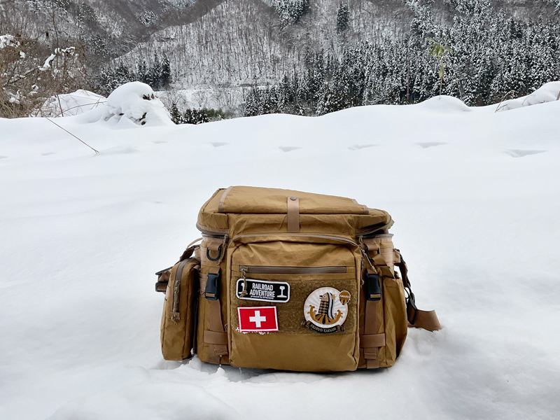 バッグの側面にもベルクロが付いているので、自分好みのワッペンを付けて楽しむことも。Railroad Adventureのロゴワッペンが付属します。