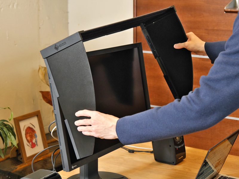 別売の「遮光フードCH2400」は、天井や窓から環境光が入ってしまう場合に活躍。着脱はマグネット式で、位置合わせも簡単だった