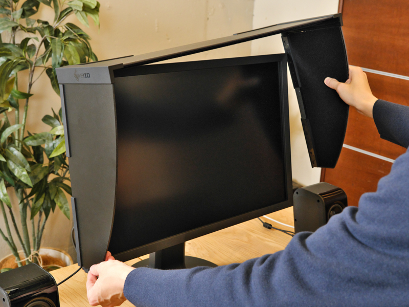 別売の「遮光フードCH2400」は、天井や窓から環境光が入ってしまう場合に活躍。着脱はマグネット式で、位置合わせも簡単だった