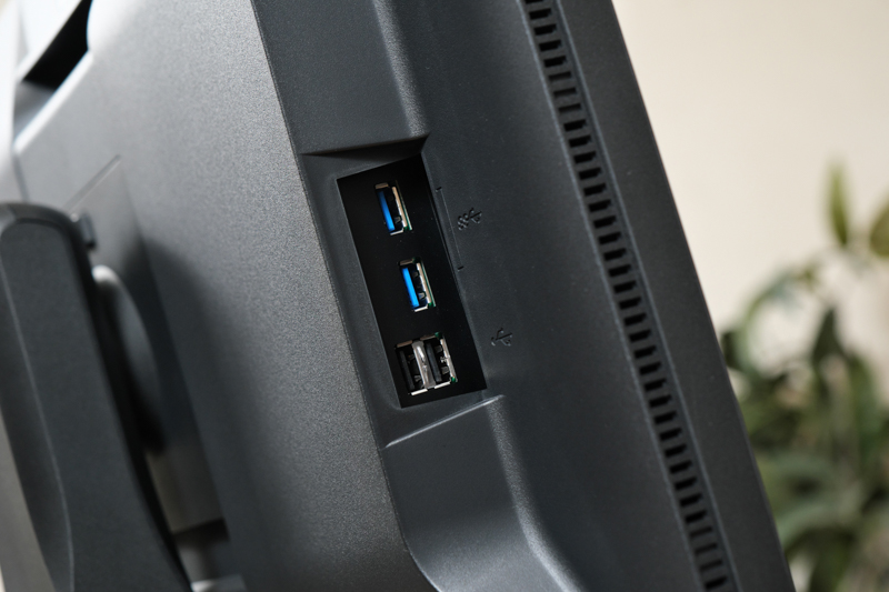 側面のUSBハブ。USB 5Gbps：Type-A×2、USB 2.0：Type-A×2の構成