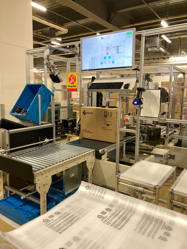 CS2400Sは、梱包箱にシールを貼り付けず、ロゴを直接印字しているという。これも環境対応のため