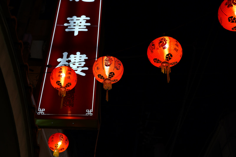 周囲は暗く、提灯は明るいという条件。普通に意識せずにレンズ向けても、スッとフォーカスが動いて素早く合焦します。<br>LUMIX S5II／LUMIX S 50mm F1.8／絞り優先オート（F2.2・1/640秒）／ISO800