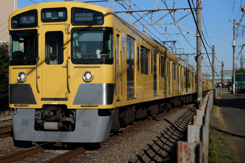 鉄分ゼロの筆者ですが、久しぶりに電車撮りました。AFは自動選択でシャッターを押し続けただけ。無理に測距エリアを選ばずともフォーカスには問題がなく、S5IIが勝手に撮影した感じです。メカシャッターを使いましたから歪んでません。<br>LUMIX S5II／28-70mm F2.8 DG DN | Contemporary／絞り優先AE（58mm・F4・1/6,400秒）／ISO400