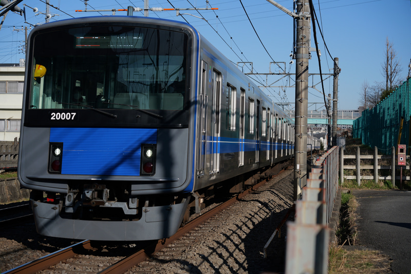 電子シャッターで撮影しました。電車の前面下が少し膨らんだ感じはしますが、この程度のローリングシャッター歪みなら作者は見過ごすかなあ。そうでもないな。<br>LUMIX S5II／28-70mm F2.8 DG DN | Contemporary／絞り優先AE（70mm・F4・1/6,400秒）／ISO400