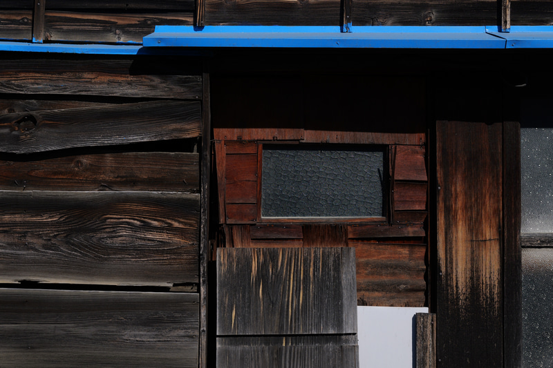 ローキーでの再現はどうかということでヤレた家の外壁を撮影。もうギンギンな再現性ですね。さすがとしか言いようもなく。<br>LUMIX S5II／28-70mm F2.8 DG DN | Contemporary／絞り優先AE（51mm・F9・1/1,000秒）／ISO400