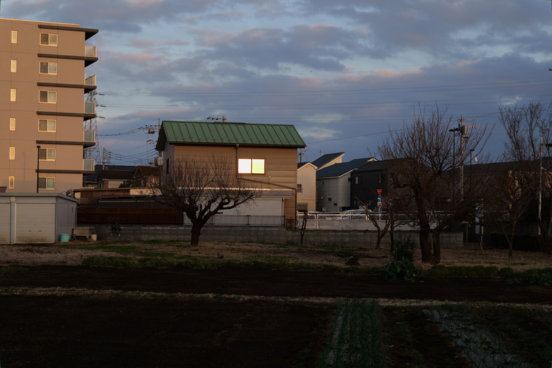 日没寸前の夕景で、遠くの小屋のガラスが綺麗に光っていたのでサクッと撮影。シャドーから空の調子に至るまでの繋がりの良さですかね。<br>LUMIX S5II／28-70mm F2.8 DG DN | Contemporary／絞り優先AE（67mm・F8・1/160秒）／ISO400