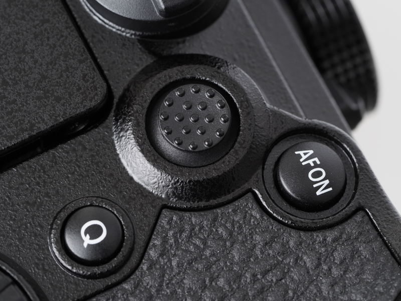 背面のジョイステックですが、面積が少し大きくなり動作感触も向上しています。積極的に使いたくなりますね。