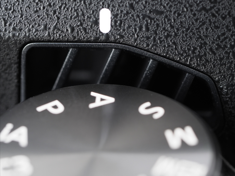 登頂部両脇にあるダクトじゃない、放熱に利用される穴ですね。内部に冷却ファンがあります。見つめなければ気になりませんよ。たぶん。