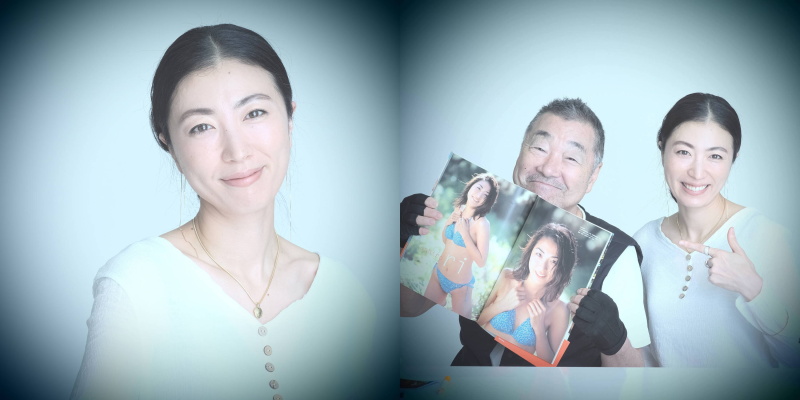 当時の写真集を持って記念写真も。彼女の撮影は唐津の海辺で行われた