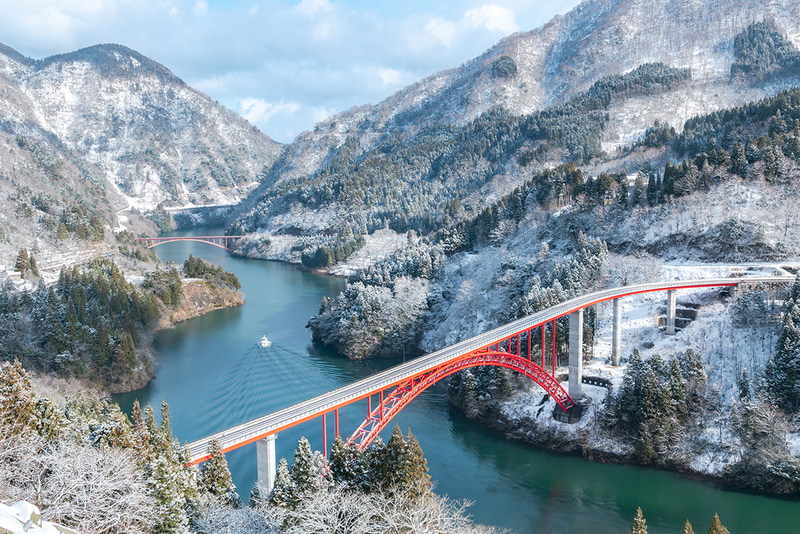 冬の富山を撮るなら、庄川峡は外せないスポット。手前にある利賀大橋の赤色が雪景色に良く映える。手持ちでの撮影だったが、木のディテールまで表現してくれた。<br>ライカSL2／バリオ・エルマリートSL f2.8-4/24-90mm ASPH.／31mm／マニュアル露出（F11、1/200秒）／ISO 100／WB：オート