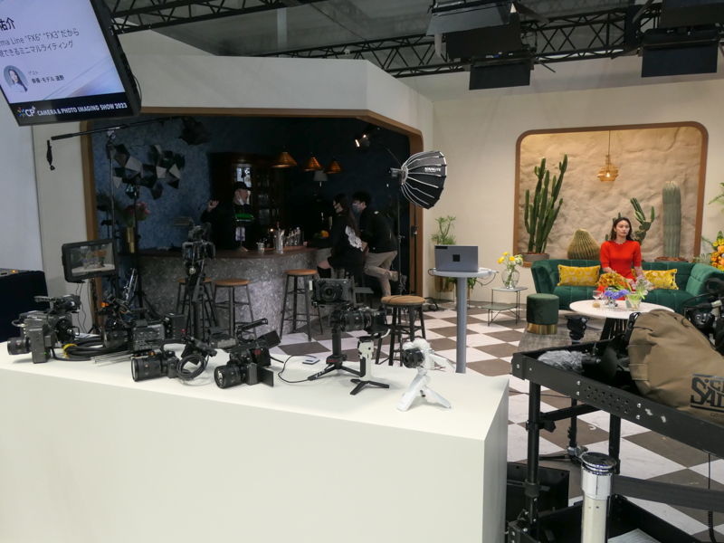 動画向けスタジオに、Eマウントリモートカメラ「FR7」の姿も