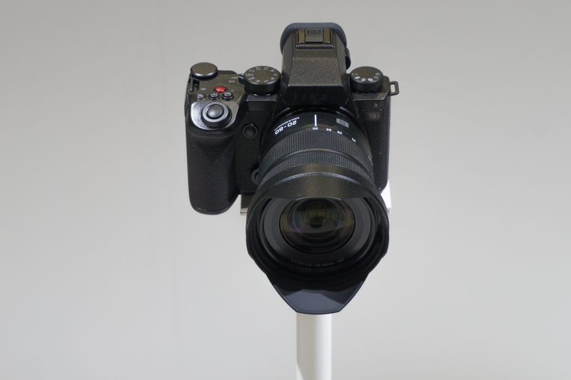 LUMIXロゴをはじめ各所が目立たなくなっている「LUMIX S5IIX」